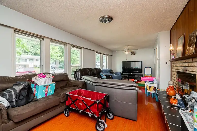9303 STUART CRESCENT - photo 3 of 40