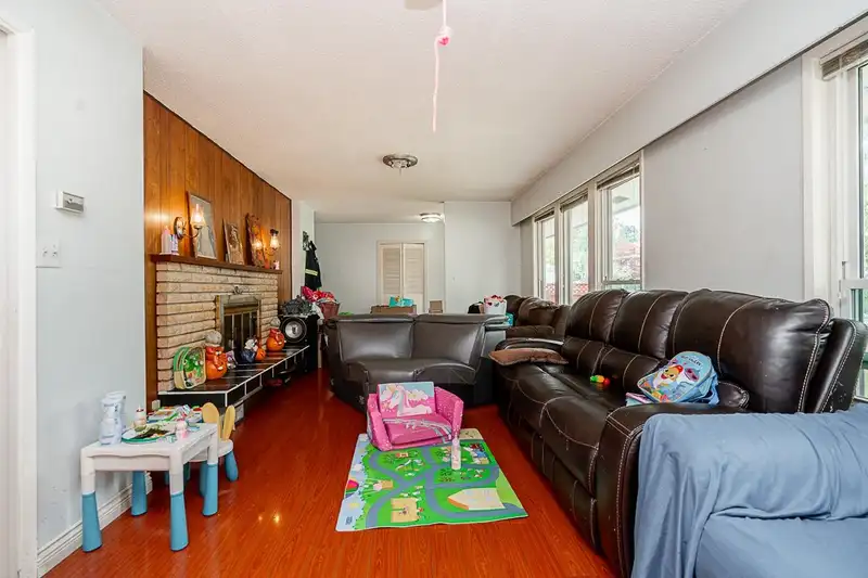 9303 STUART CRESCENT - photo 4 of 40
