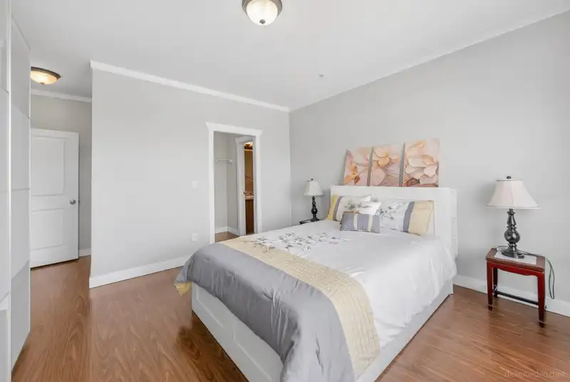 521 14333 104TH AVENUE - photo 1 of 36