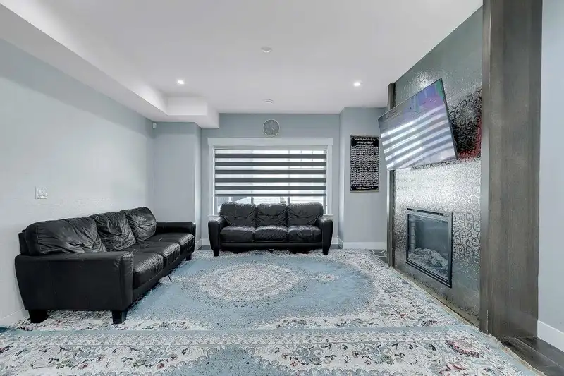 17 6971 122 STREET - photo 4 of 36
