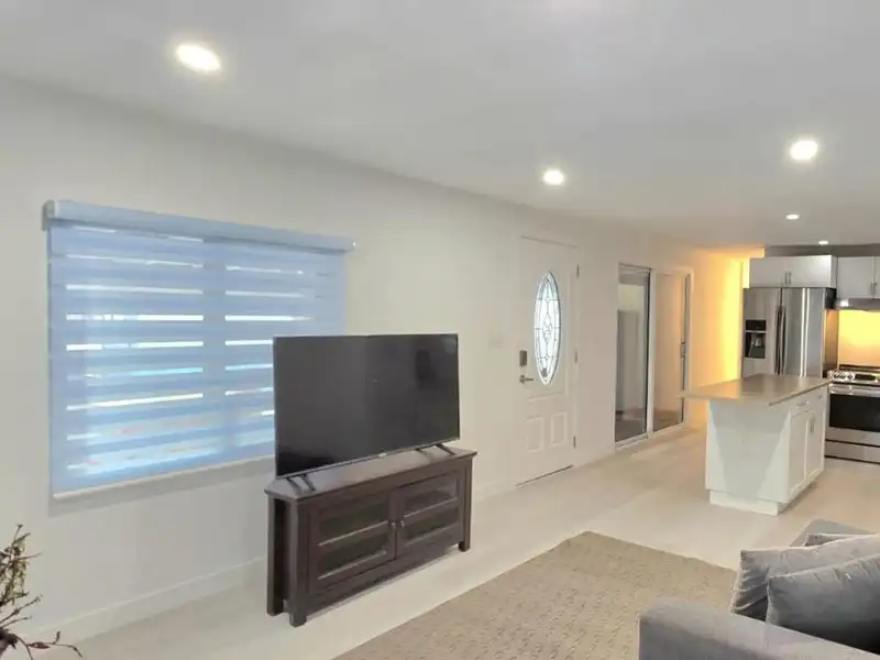 10 6571 KING GEORGE BOULEVARD - photo 2 of 17