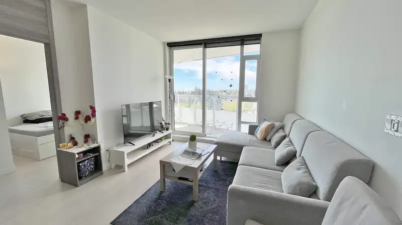 1603 9887 WHALLEY BOULEVARD - photo 2 of 16