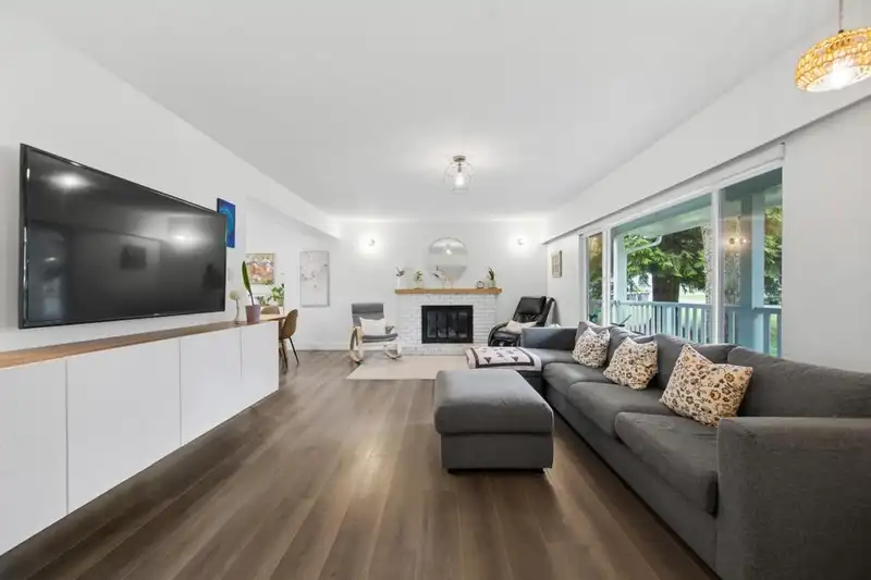 7055 140A STREET - photo 4 of 40