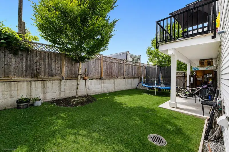 10 8033 166B STREET - photo 4 of 22