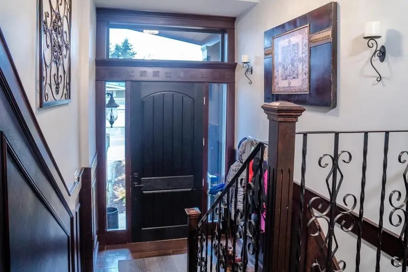 1190 AUGUSTA AVENUE - photo 2 of 25