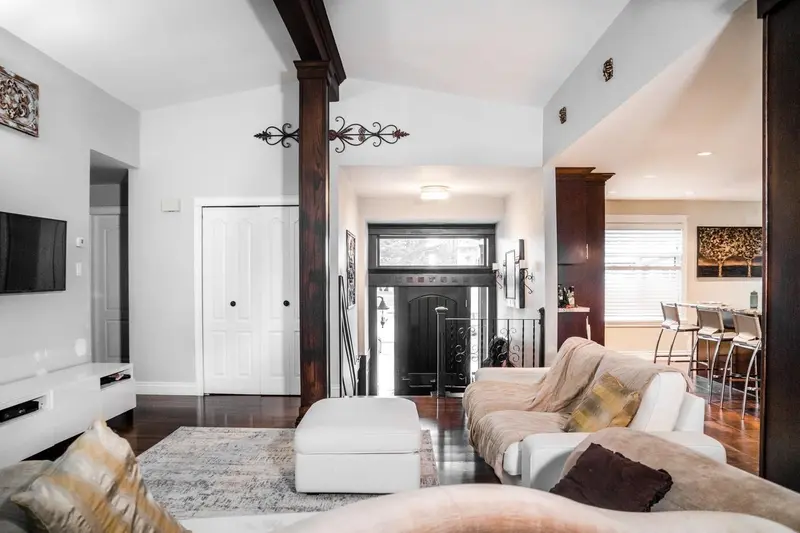 1190 AUGUSTA AVENUE - photo 3 of 25