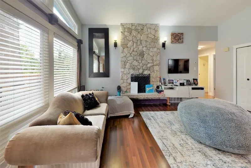 1190 AUGUSTA AVENUE - photo 4 of 25