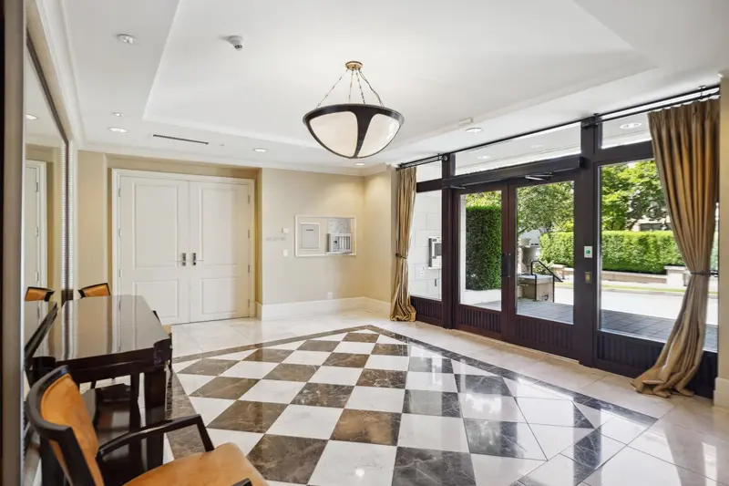 300 568 WATERS EDGE CRESCENT - photo 2 of 25