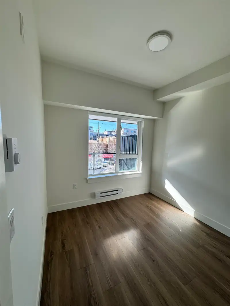 305 15739 FRASER HIGHWAY - photo 3 of 11