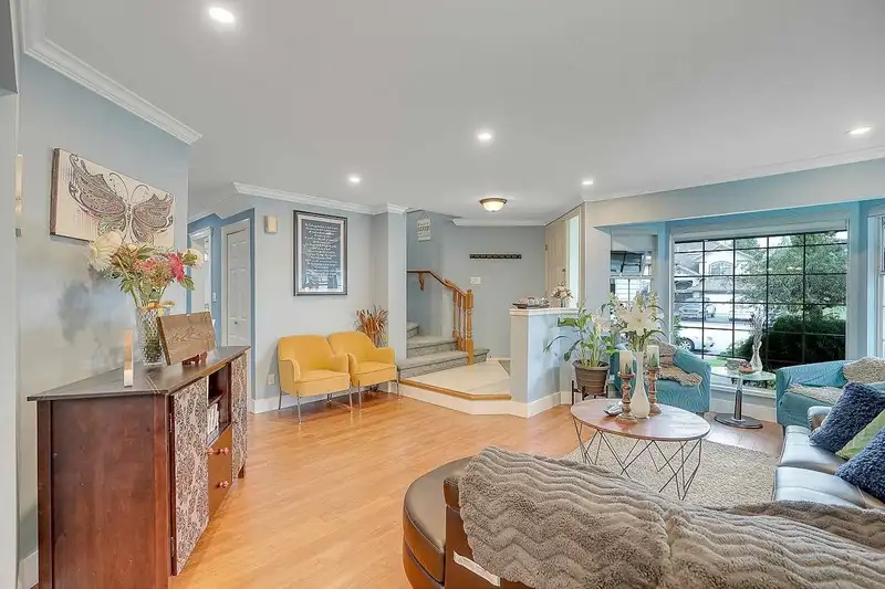 15468 91 AVENUE - photo 2 of 33