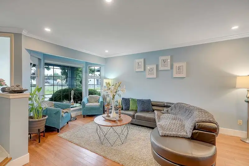 15468 91 AVENUE - photo 3 of 33
