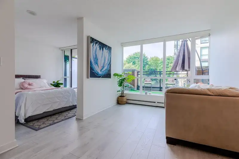 207 10777 UNIVERSITY DRIVE - photo 3 of 15