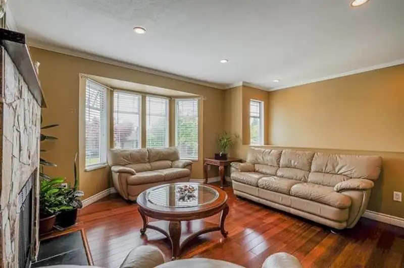 14751 89A AVENUE - photo 4 of 33
