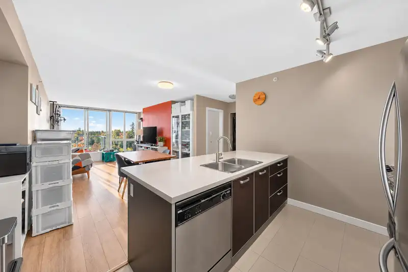 1209 9981 WHALLEY BOULEVARD - photo 3 of 25