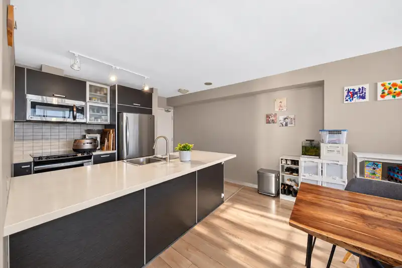 1209 9981 WHALLEY BOULEVARD - photo 4 of 25
