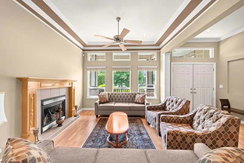 16527 63B AVENUE - photo 2 of 40