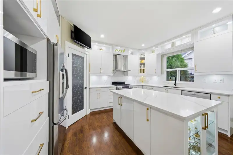 6060 145A STREET - photo 4 of 35