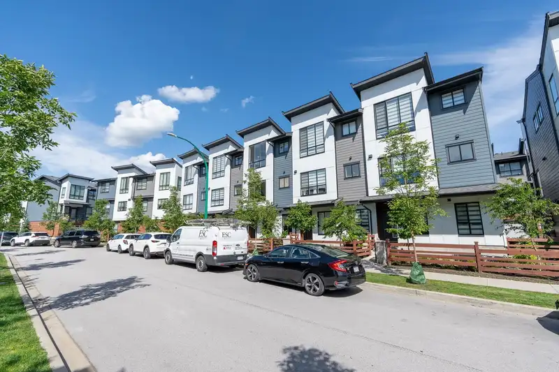43 7177 194A STREET - photo 2 of 32