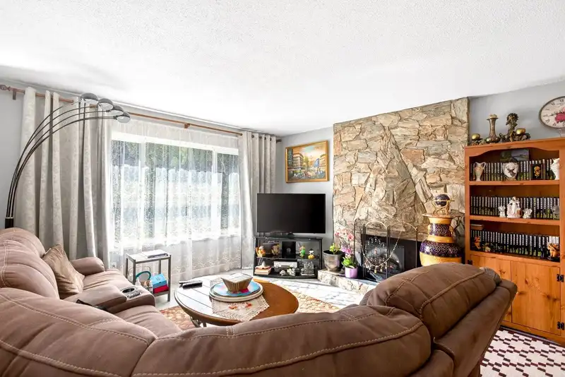 10842 144A STREET - photo 2 of 25