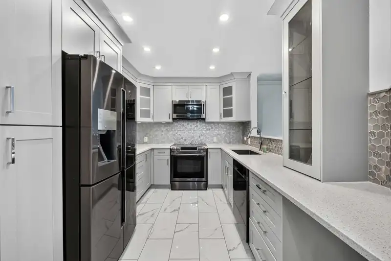 404 13680 84 AVENUE - photo 3 of 25