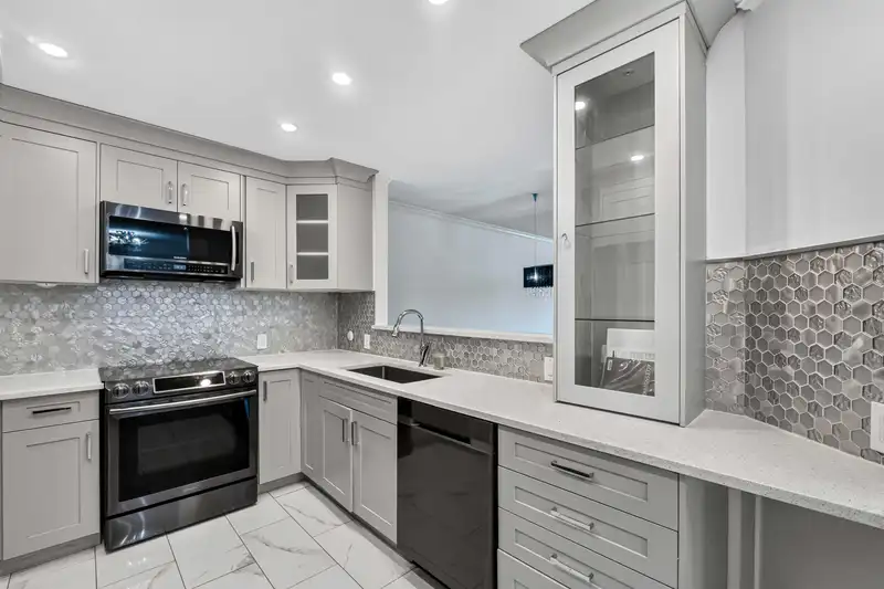 404 13680 84 AVENUE - photo 4 of 25