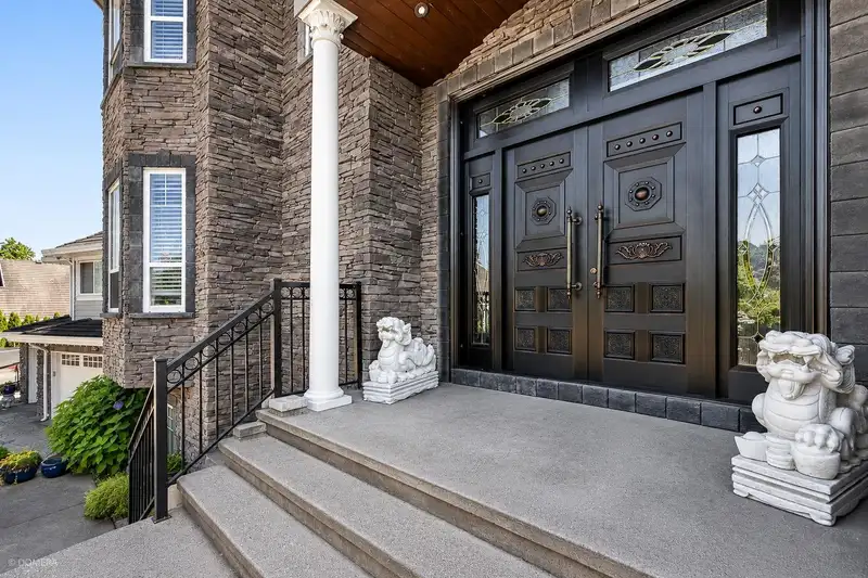 16452 93A AVENUE - photo 4 of 40