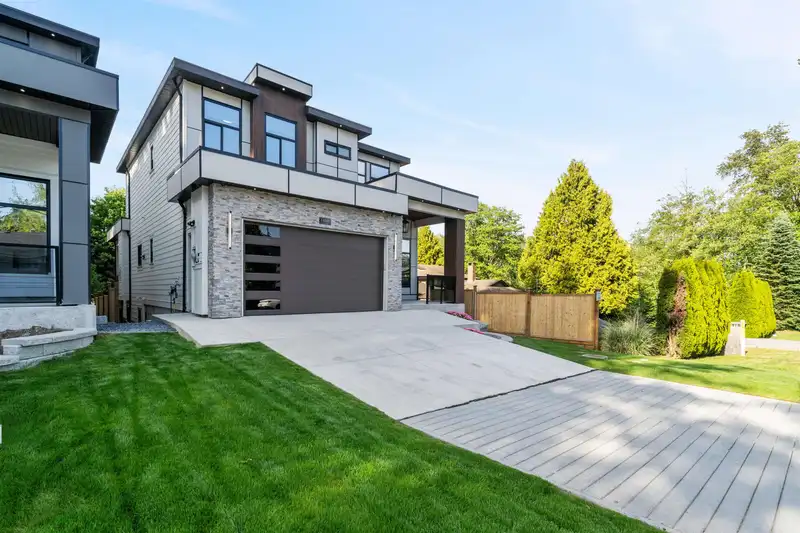 14049 80 AVENUE - photo 3 of 40
