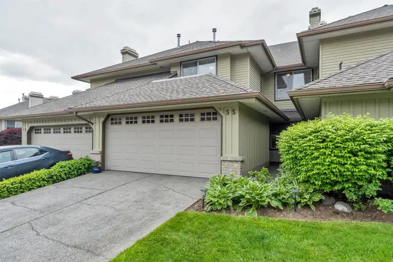 55 15860 82 AVENUE - photo 2 of 35