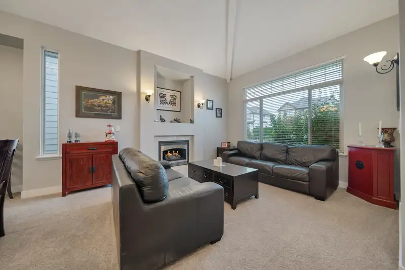 18419 68 AVENUE - photo 4 of 29