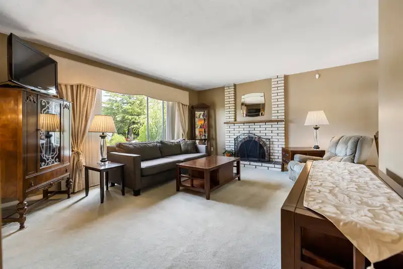 13512 CRESTVIEW DRIVE - photo 3 of 37
