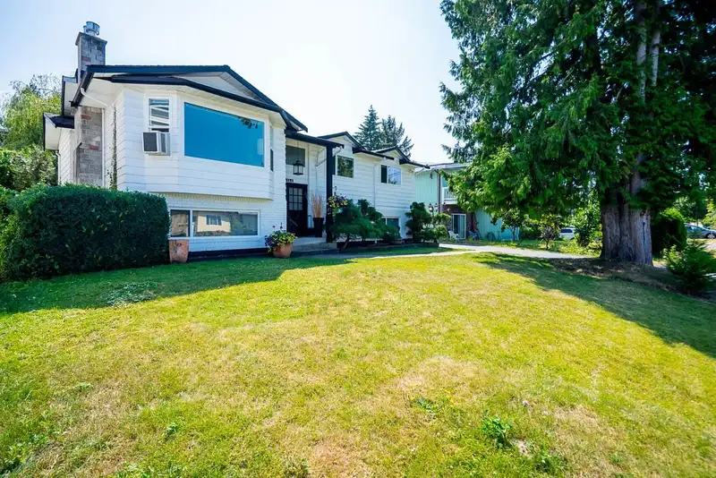 14144 77A AVENUE - photo 2 of 40