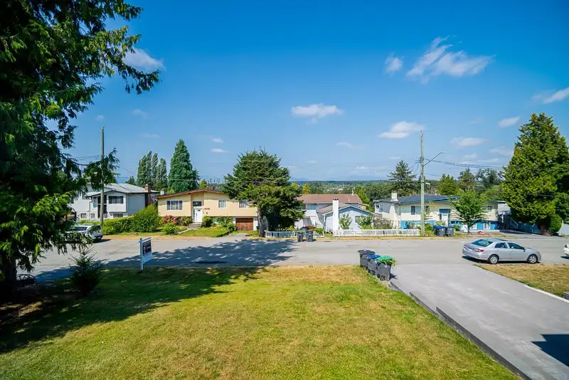 14144 77A AVENUE - photo 4 of 40