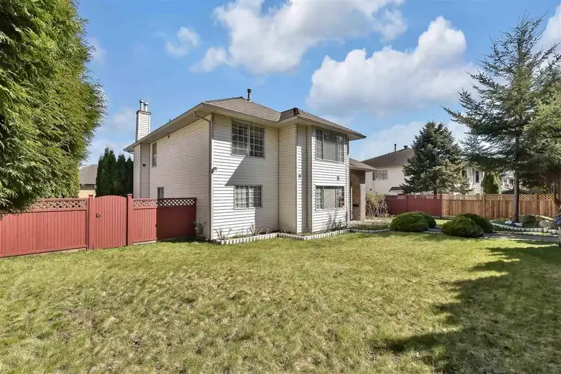 9256 152 STREET - photo 2 of 16