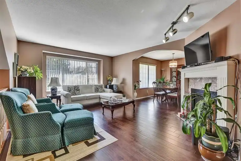 9256 152 STREET - photo 4 of 16
