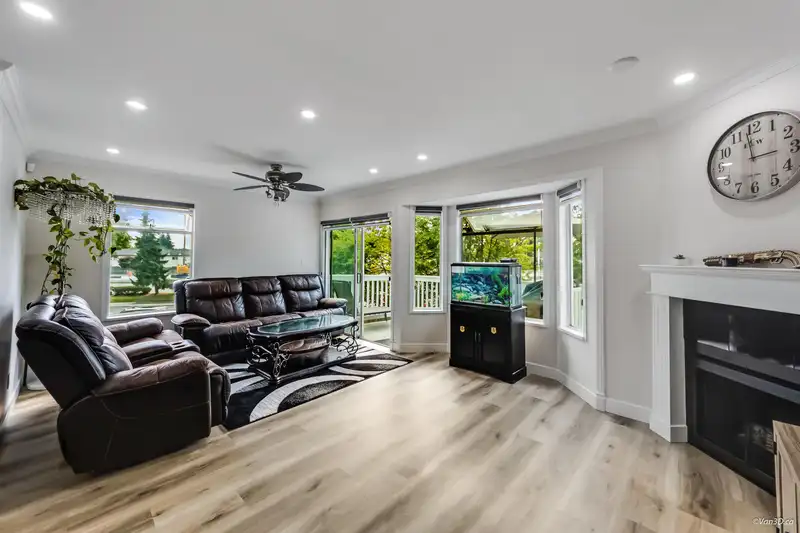 1 15550 89 AVENUE - photo 4 of 26