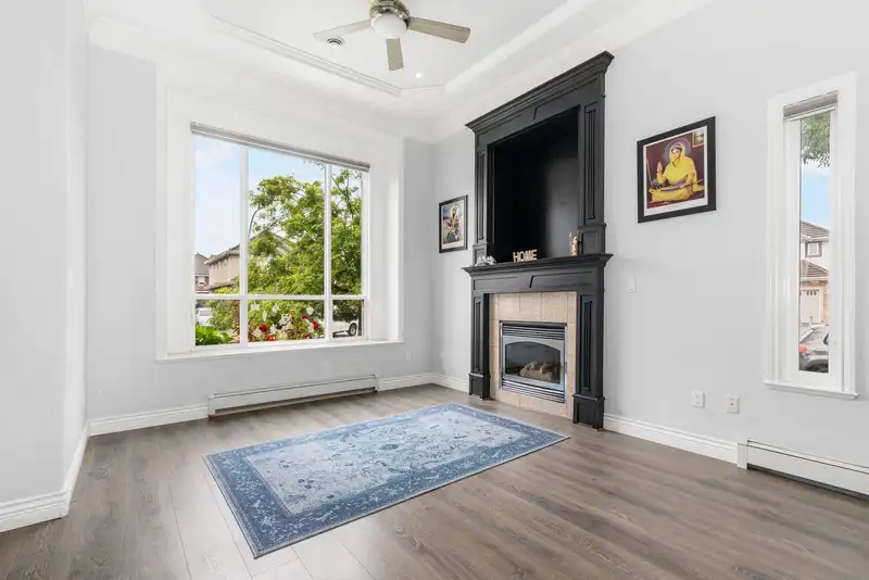 12575 70 AVENUE - photo 3 of 35
