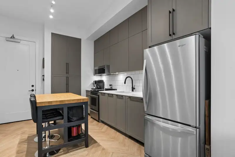 409 13929 105 BLVD - photo 4 of 23
