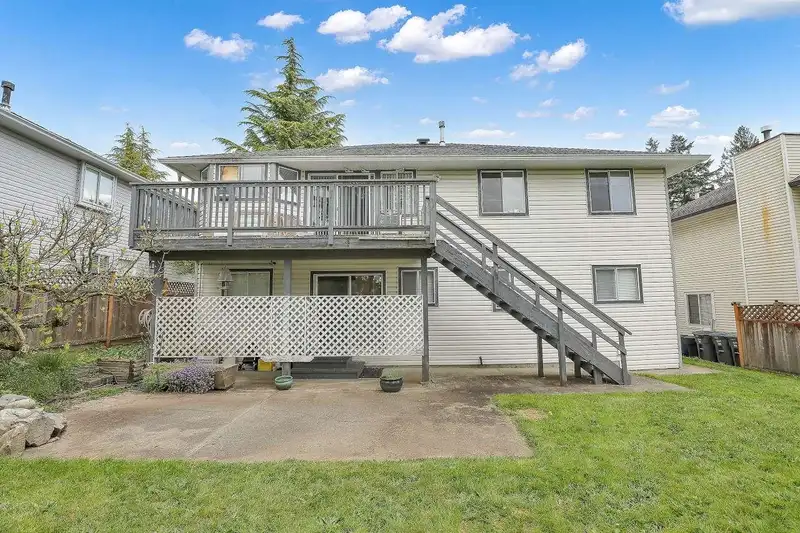 8019 158 STREET - photo 4 of 39