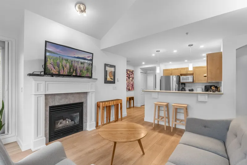 302 333 E 1ST STREET - photo 4 of 20