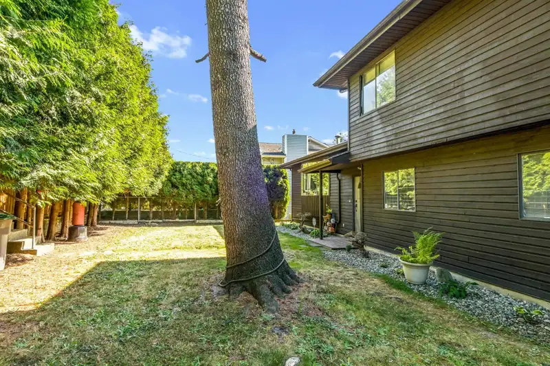 8473 152 STREET - photo 4 of 33