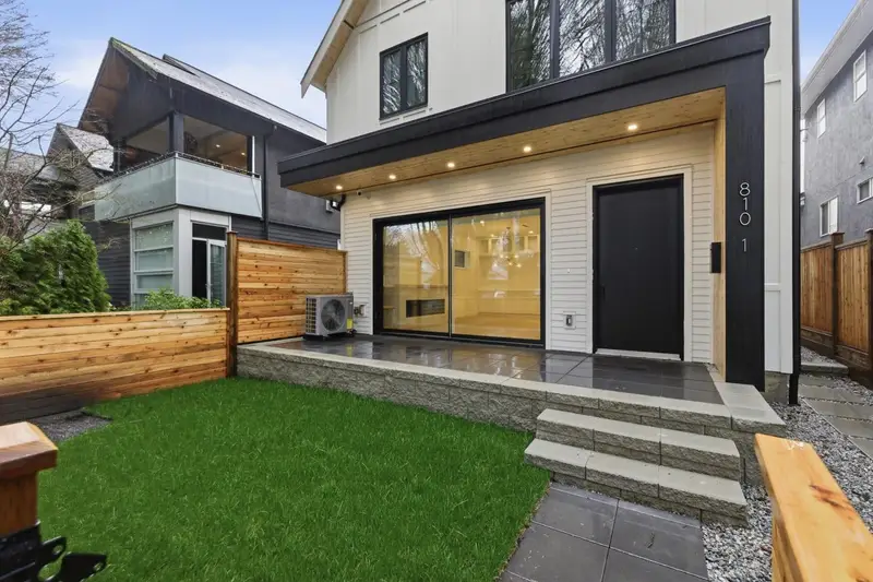 1 810 E 22ND AVENUE - photo 2 of 25