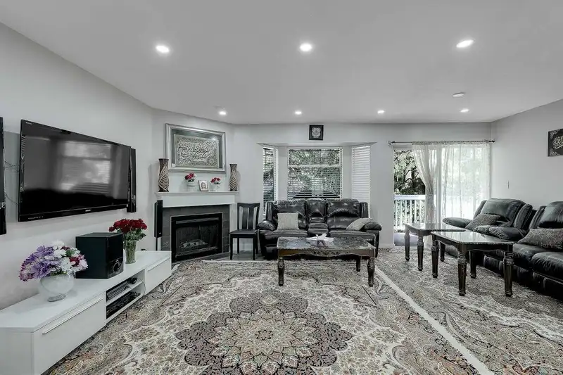 40 15550 89 AVENUE - photo 2 of 26