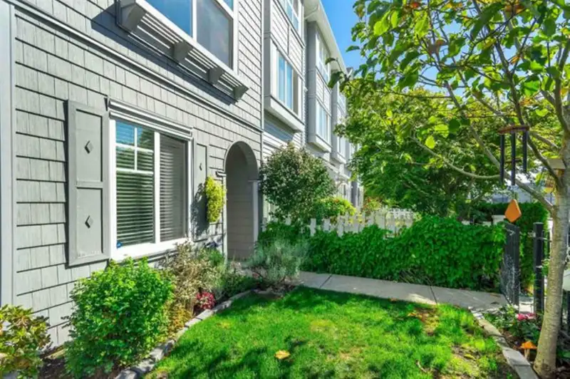 93 5858 142 STREET - photo 2 of 2