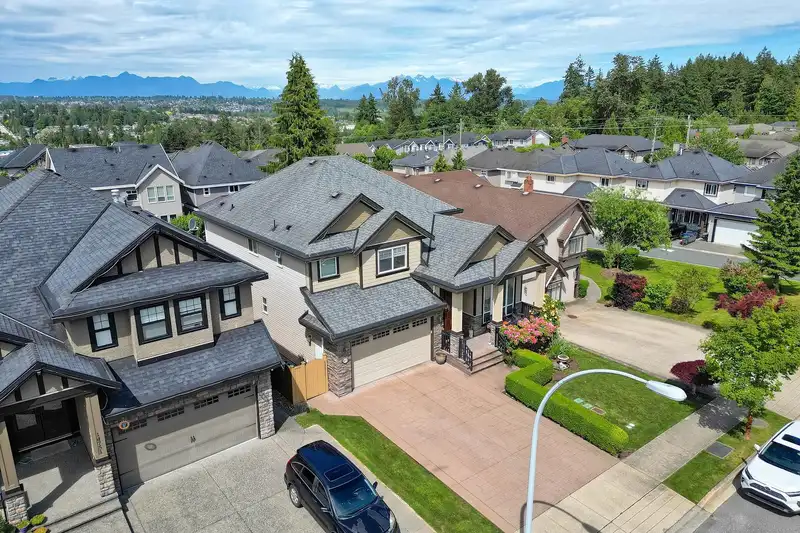 14759 60A AVENUE - photo 4 of 39