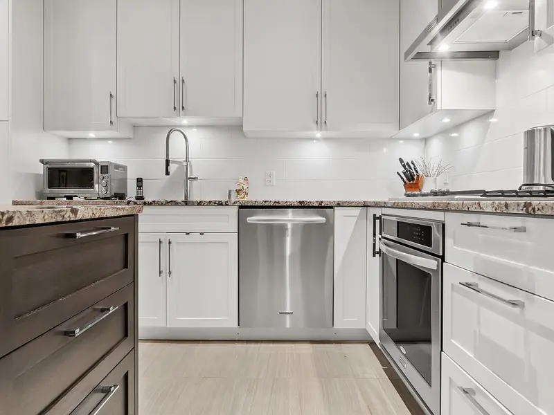 412 15360 20TH AVENUE - photo 2 of 25