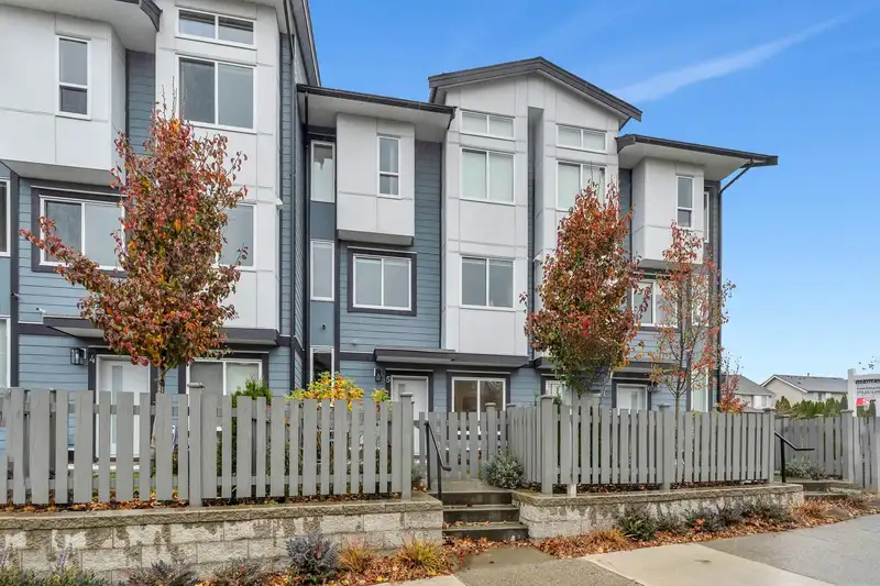 5 18833 70 AVENUE - photo 2 of 40