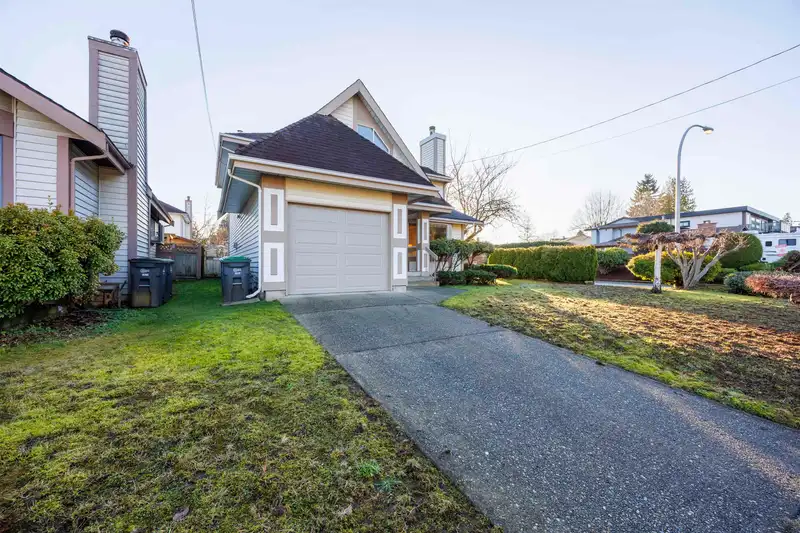 15114 98 AVENUE - photo 2 of 26