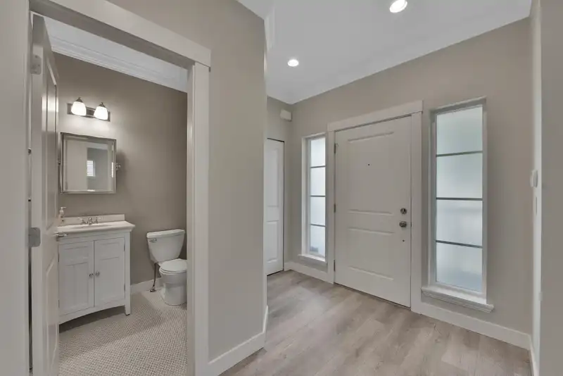18987 67A AVENUE - photo 4 of 36