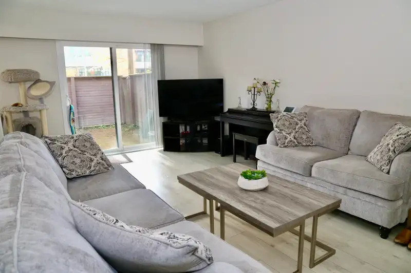 7 14171 104 AVENUE - photo 2 of 29
