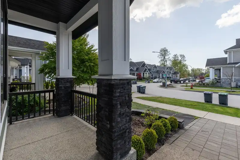 16665 103A AVENUE - photo 4 of 38